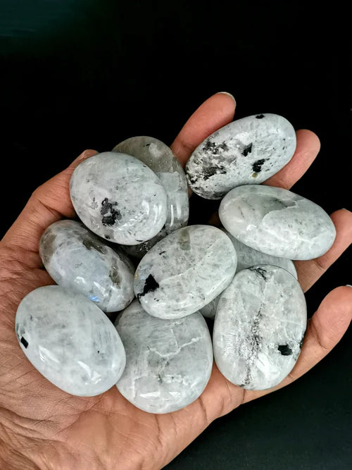 Moonstone vs Rainbow Moonstone - What Is The Main Difference? Choosing the Right Gem for You