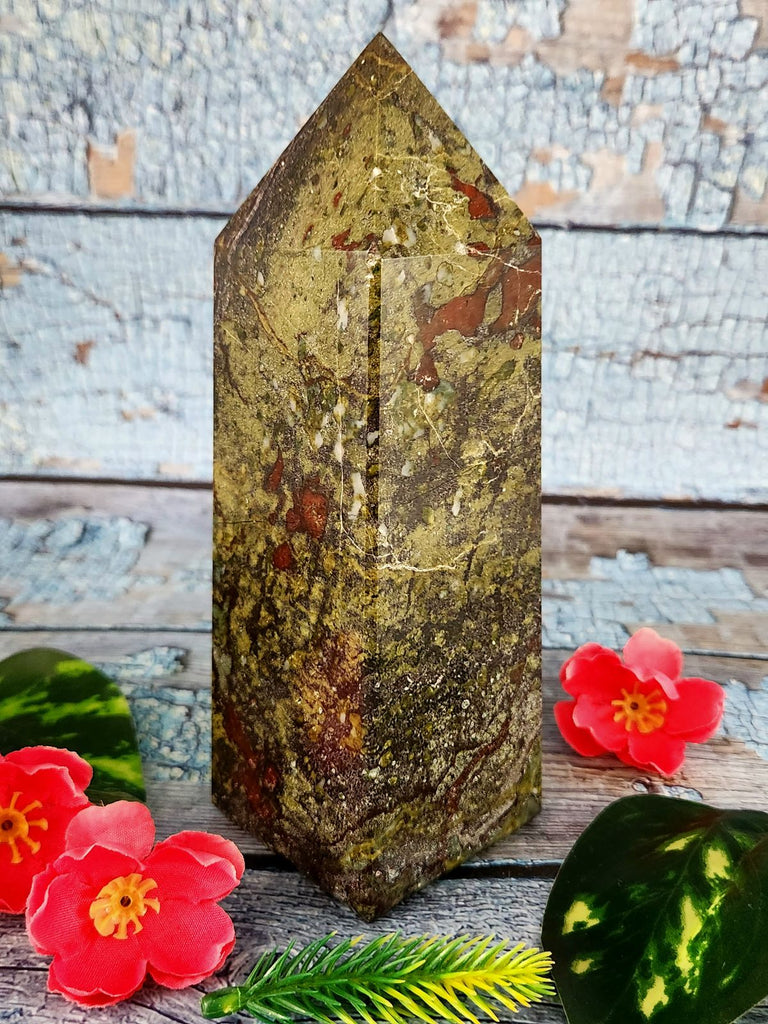 Bloodstone – The Ancient Warrior’s Stone of Courage, Protection, and Prosperity | Discover Its History, Healing Energy, and Modern Home Décor Magic