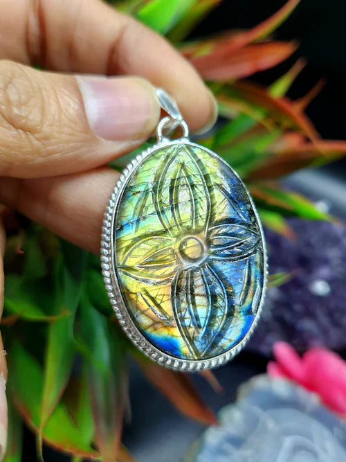 Labradorite Gemstone Benefits: Protection, Healing Energy, and Emotional Strength | Shwasam Crystals