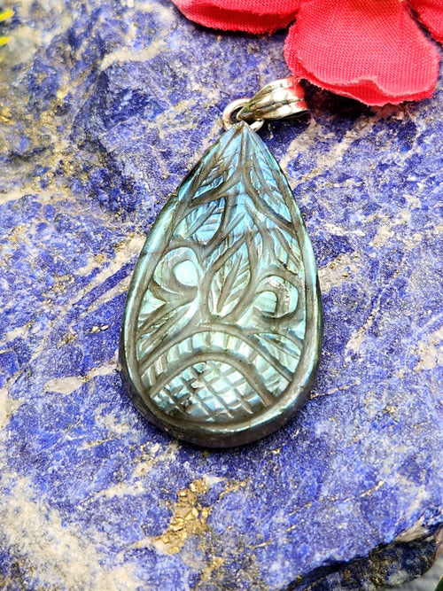 Labradorite Floral Carving Oval Pendant with 925 Silver Loop - A Shimmering Symphony of Nature and Craftsmanship