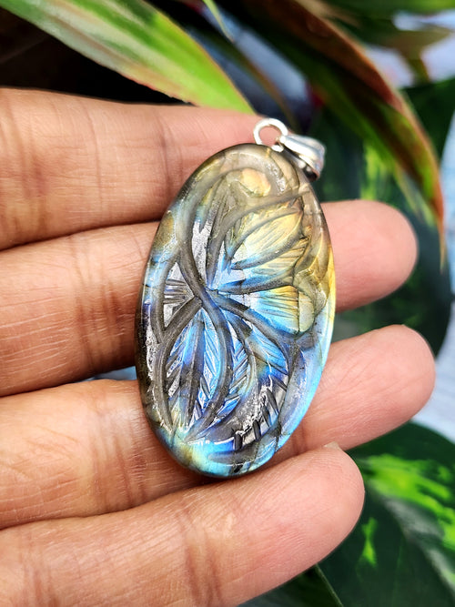 Labradorite Floral Carving Oval Pendant - Radiant Elegance and Mystical Aura