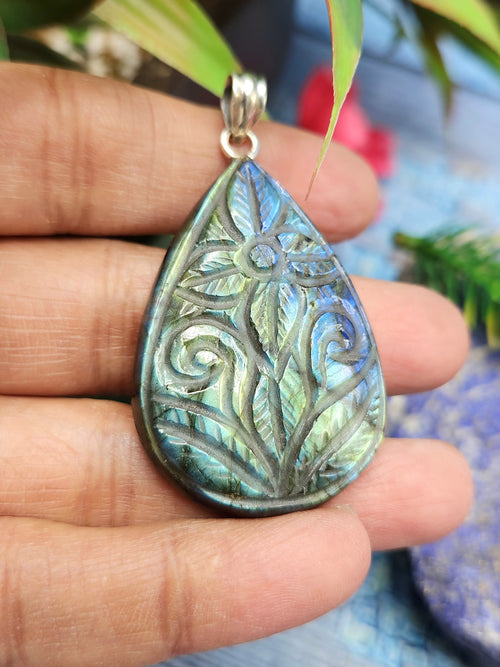 Labradorite Floral Carving Oval Pendant - Nature's Elegance and Mystical Charm