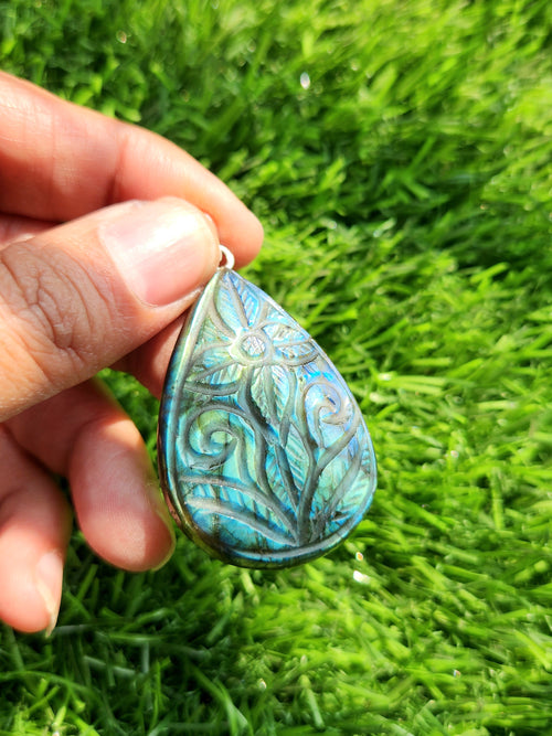 Labradorite Floral Carving Oval Pendant - Nature's Elegance and Mystical Charm
