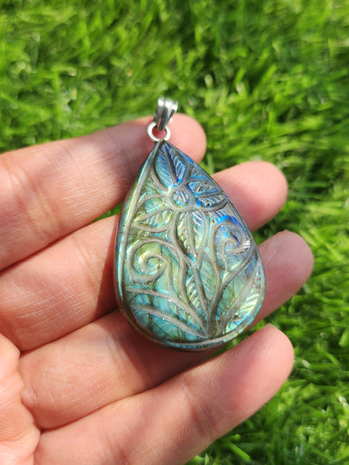 Labradorite Floral Carving Oval Pendant - Nature's Elegance and Mystical Charm