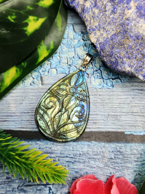 Labradorite Floral Carving Oval Pendant - Nature's Elegance and Mystical Charm