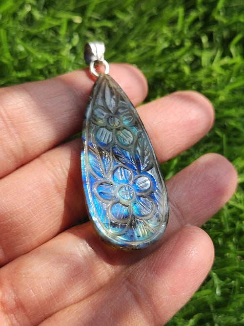 Labradorite Floral Carving Pendant - Nature's Mystique in 925 Silver