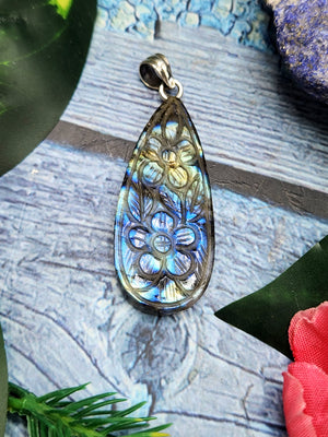 Labradorite Floral Carving Pendant - Nature's Mystique in 925 Silver