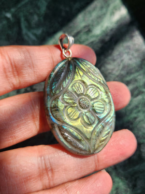 Labradorite Floral Carving Pendant with 925 Silver Loop - A Fusion of Nature's Beauty & Enchanting Harmony