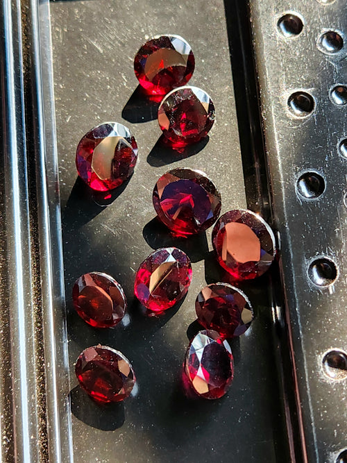 Red Garnet Faceted Loose Gemstones in Round Shaped - Timeless Radiance and Inner Vitality - Lot of 10 units