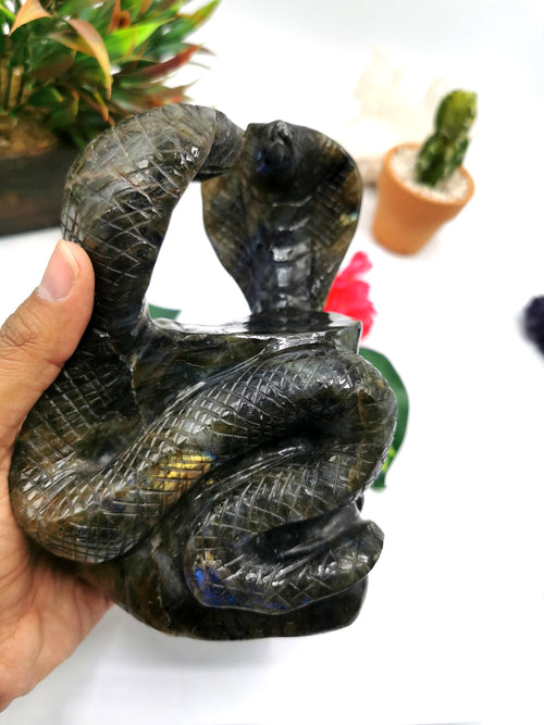 Unique carving of a pair of cobra snakes with raised hood in labradorite - crystal healing / chakra / reiki - 6 inches and 1.68 kg (3.70 lb) Animal carving