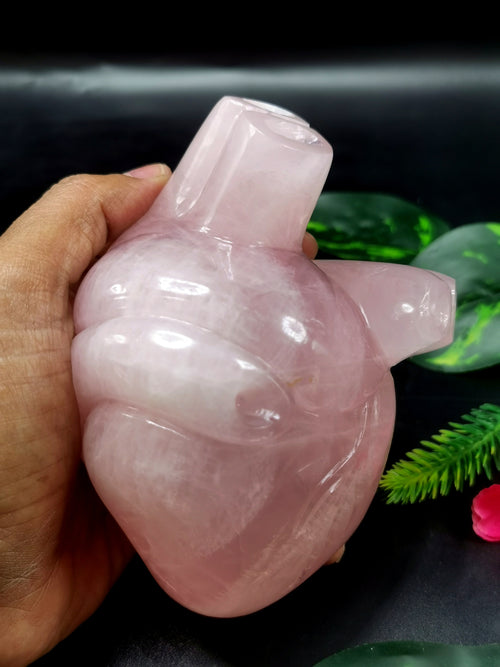 Natural Rose Quartz Anatomical Heart carving - Human Heart/Crystal Heart - reiki/chakra/healing/energy - 0.9 kgs and 5 inches