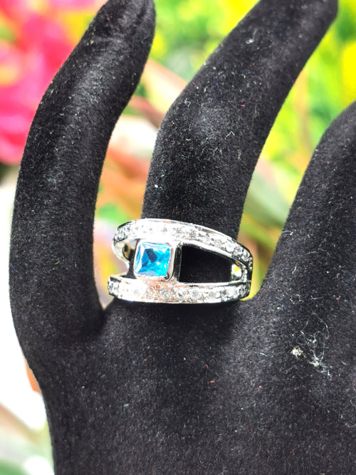 Elegant and beautiful blue topaz ring in 925 sterling silver - size 6 - gemstone/crystal jewelry | Mother's Day gift | Engagement Finger Ring