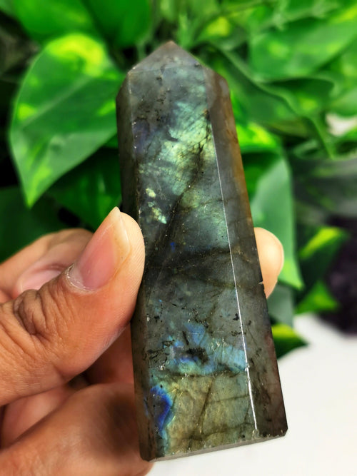 Amazing natural Labradorite Point/Wand/Tower with blue flash - Energy/Reiki/Crystal Healing -3.5 inches (8.75 cms) tall and 88 gms (0.19 lb) - Shwasam