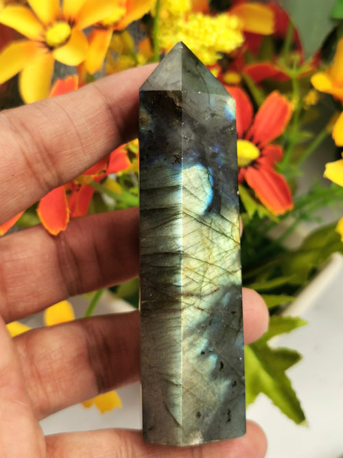 Amazing natural Labradorite Point/Wand/Tower with blue flash - Energy/Reiki/Crystal Healing -3.5 inches (8.75 cms) tall and 88 gms (0.19 lb) - Shwasam