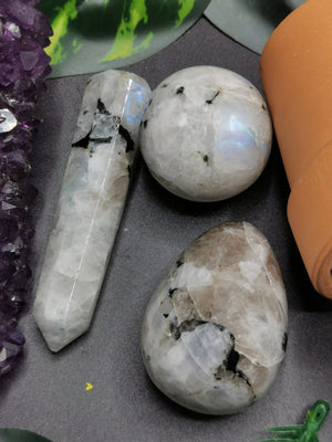 Rainbow moonstone set of 3 items: sphere, point and egg with bright blue flash 172 gms - Shwasam