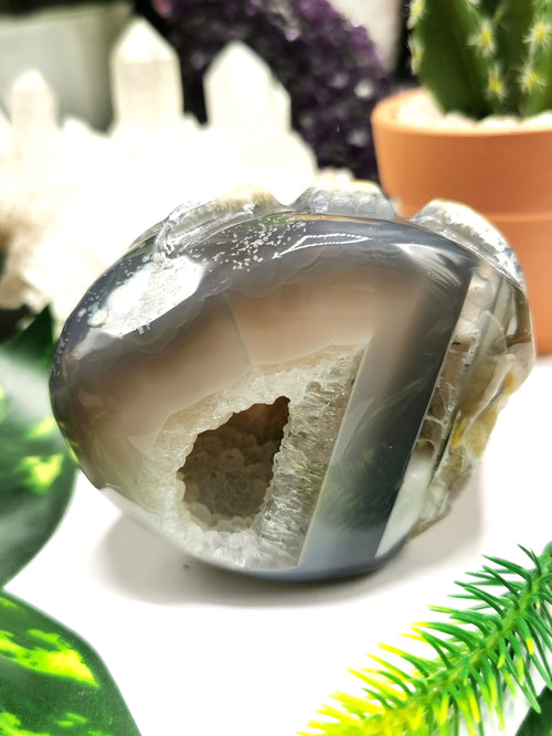 Agate Geode with spider carving- Crystal Healing - Hand carved from single piece agate geode - Shwasam