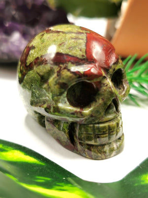 Skull in natural bloodstone jasper - reiki/chakra/healing - crystal crafts - Shwasam