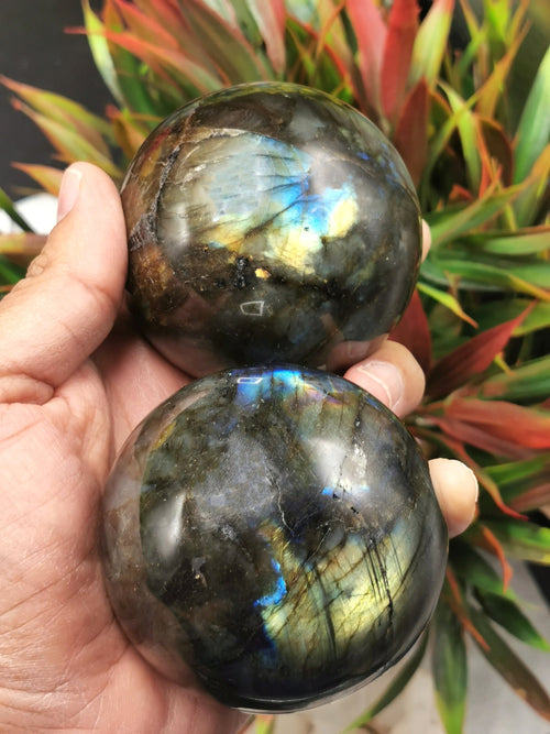 Labradorite sphere/ball with beautiful rainbow flash - crystal healing - 360 gms weight - Shwasam