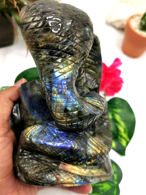 Unique carving of a pair of cobra snakes with raised hood in labradorite - crystal healing / chakra / reiki - 6 inches and 1.68 kg (3.70 lb) Animal carving