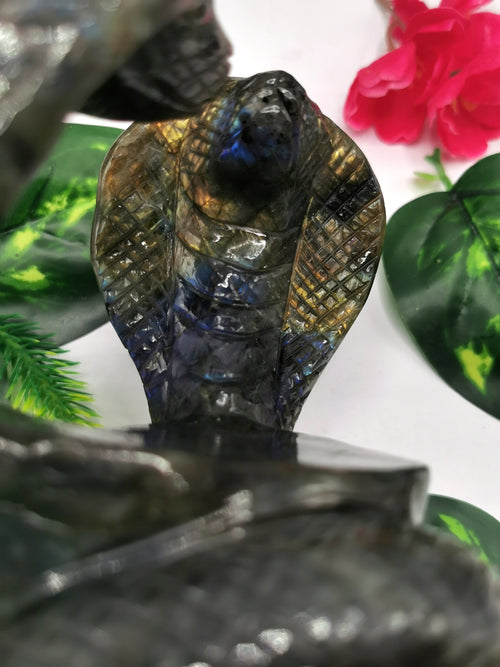 Unique carving of a pair of cobra snakes with raised hood in labradorite - crystal healing / chakra / reiki - 6 inches and 1.68 kg (3.70 lb) Animal carving