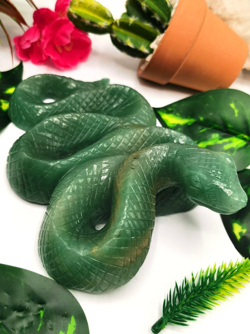Slithering snake carving in green aventurine stone - crystal healing / chakra / reiki / energy - 6 inches and 595 gms (1.31 lb)