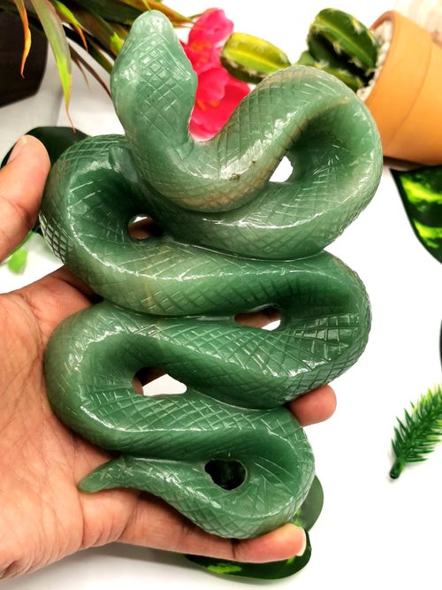 Slithering snake carving in green aventurine stone - crystal healing / chakra / reiki / energy - 6 inches and 595 gms (1.31 lb)