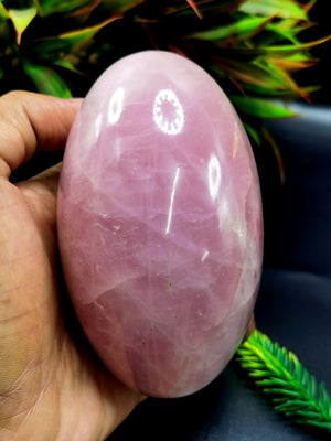 Breathtaking natural Rose Quartz Lingam/Shivling - Energy/Reiki/Crystal Healing - 3.6 inches (9 cms) length and 550 gms (1.21 lb)