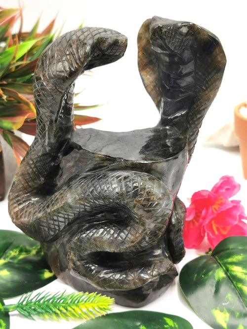 Unique carving of a pair of cobra snakes with raised hood in labradorite - crystal healing / chakra / reiki - 6 inches and 1.68 kg (3.70 lb) Animal carving