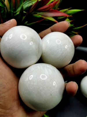 Amazing natural Scolecite stone sphere/ball - Energy/Reiki/Crystal Healing - 1.8 inches (4.5 cms) diameter and 110 gms (0.24 lb)