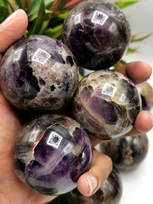 Amazing natural Amethyst stone sphere/ball - Energy/Reiki/Crystal Healing - 1.8 inches diameter and 140 gms (0.31 lb) - ONE PIECE ONLY