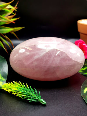 Breathtaking natural Rose Quartz Lingam/Shivling - Energy/Reiki/Crystal Healing - 3.6 inches (9 cms) length and 550 gms (1.21 lb)