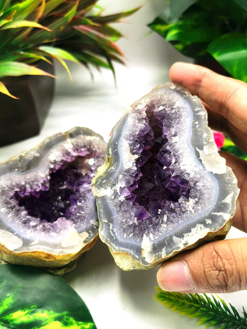 Large two-piece Amethyst geode / cluster / crystal - reiki/energy/chakra healing - 3.5 inches (8.75 cms) tall and 960 gms (2.11 lb)