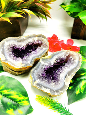 Large two-piece Amethyst geode / cluster / crystal - reiki/energy/chakra healing - 3.5 inches (8.75 cms) tall and 960 gms (2.11 lb)