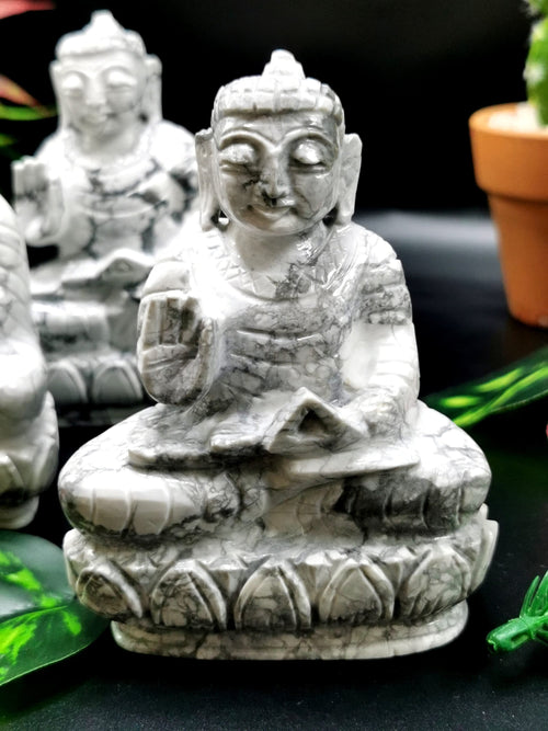 Howlite Buddha - handmade carving of serene and meditating Lord Buddha - crystal/reiki/healing - 4inches and 300 gms (0.66 lb)
