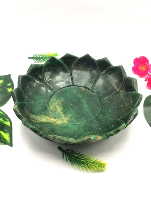 Beautiful green aventurine hand carved lotus bowls - 7 inches diameter and 610 gms (1.34 lb) - ONE BOWL ONLY