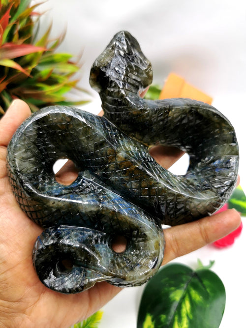 Slithering snake carving in Labradorite stone - crystal healing / chakra / reiki / energy - 5.5 inches and 625 gms (1.38 lb)