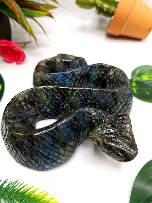 Slithering snake carving in Labradorite stone - crystal healing / chakra / reiki / energy - 5.5 inches and 625 gms (1.38 lb)