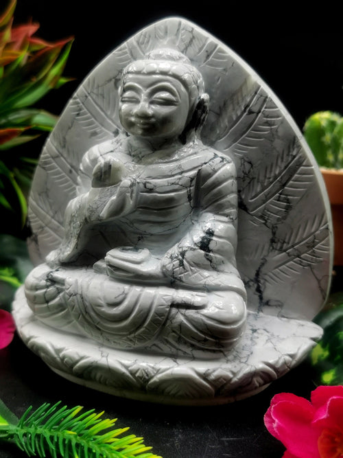 Howlite Buddha on a leaf - handmade carving of serene and meditating Lord Buddha - crystal/reiki/healing - 5.7 inches and 1.34 kg (2.95 lb)