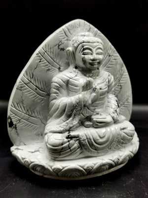 Howlite Buddha on a leaf - handmade carving of serene and meditating Lord Buddha - crystal/reiki/healing - 5.7 inches and 1.34 kg (2.95 lb)