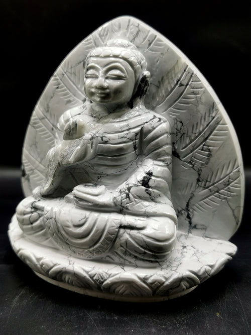 Howlite Buddha on a leaf - handmade carving of serene and meditating Lord Buddha - crystal/reiki/healing - 5.7 inches and 1.34 kg (2.95 lb)