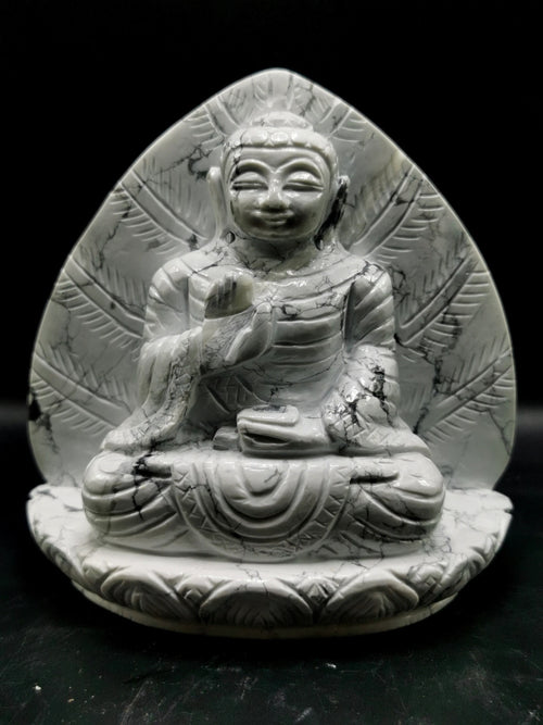 Howlite Buddha on a leaf - handmade carving of serene and meditating Lord Buddha - crystal/reiki/healing - 5.7 inches and 1.34 kg (2.95 lb)
