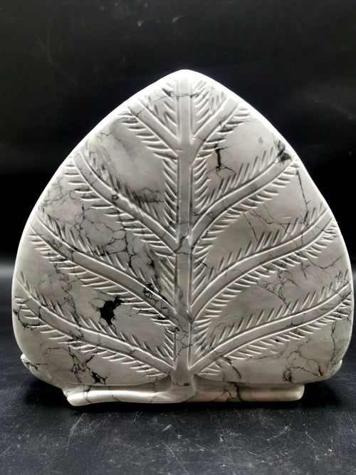Howlite Buddha on a leaf - handmade carving of serene and meditating Lord Buddha - crystal/reiki/healing - 5.7 inches and 1.34 kg (2.95 lb)