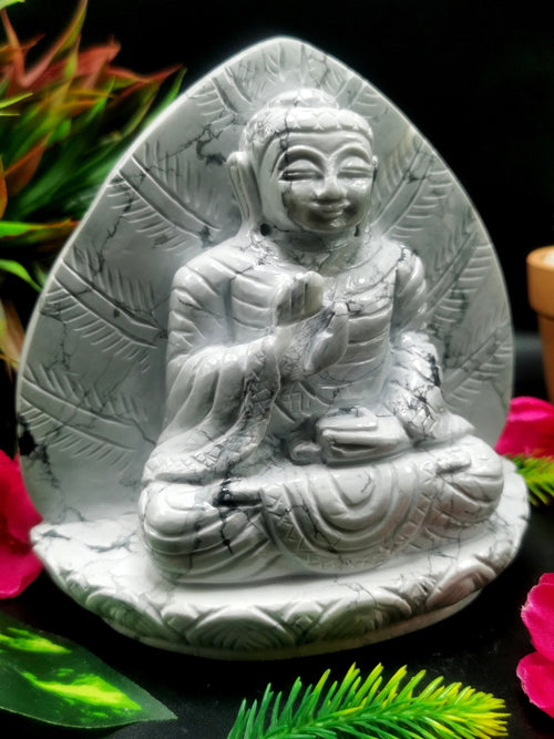 Howlite Buddha on a leaf - handmade carving of serene and meditating Lord Buddha - crystal/reiki/healing - 5.7 inches and 1.34 kg (2.95 lb)