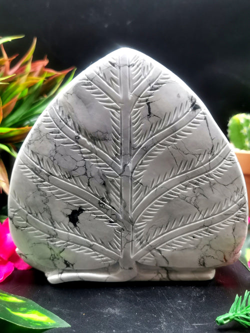 Howlite Buddha on a leaf - handmade carving of serene and meditating Lord Buddha - crystal/reiki/healing - 5.7 inches and 1.34 kg (2.95 lb)
