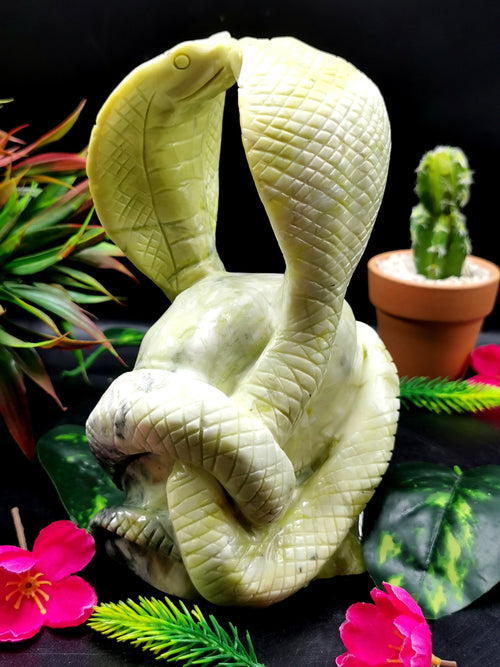Unique carving of a pair of cobra snakes with raised hood in serpentine - crystal healing/chakra/reiki - 7 inches and 1.72 kg (3.78 lb)