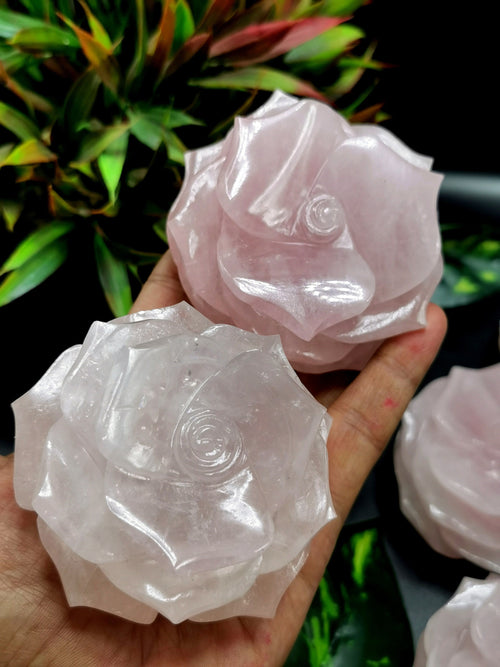 Rose Quartz gemstone / crystal hand carved rose flower carvings - crystal/gemstone/reiki/chakra/healing - ONE PIECE ONLY - 3.5 inches and 370 gms (0.81 lb)