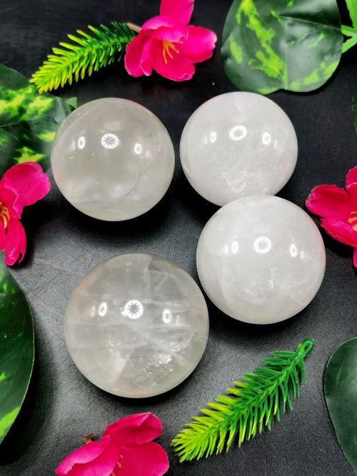 Amazing natural Clear Quartz stone sphere/ball - Energy/Reiki/Crystal Healing - 2 in (5 cms) diameter and 140 gms - ONE PIECE ONLY