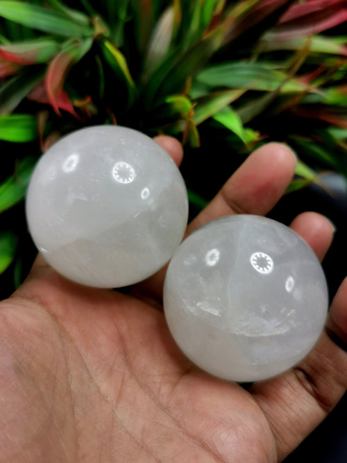 Amazing natural Clear Quartz stone sphere/ball - Energy/Reiki/Crystal Healing - 2 in (5 cms) diameter and 140 gms - ONE PIECE ONLY