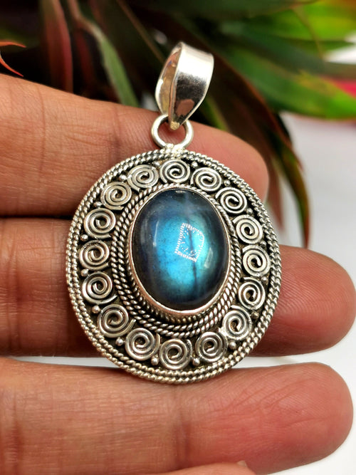 Labradorite gemstone Pendant in 925 Sterling Silver - gemstone/crystal jewelry | Valentines Day Gift / Wedding/Anniversary/Birthday gift