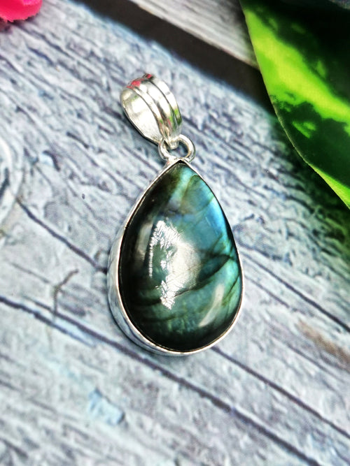 Beautiful Labradorite gemstone Pendant in German Silver - crystal/gemstone jewelry| Mother's Day/birthday/engagement/wedding/anniversary gift